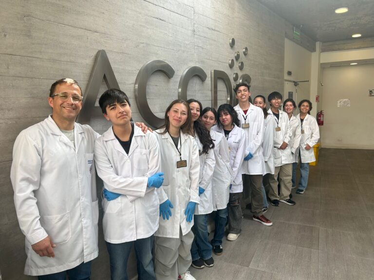 DESARROLLO DE TALENTOS CIENTÍFICOS: NUESTROS ESTUDIANTES EN EL LABORATORIO DEL CENTRO DE INVESTIGACIONES DE ENFERMEDADES CRÓNICAS, FACULTAD DE MEDICINA, UNIVERSIDAD DE CHILE, SANTIAGODESARROLLO DE TALENTOS CIENTÍFICOS