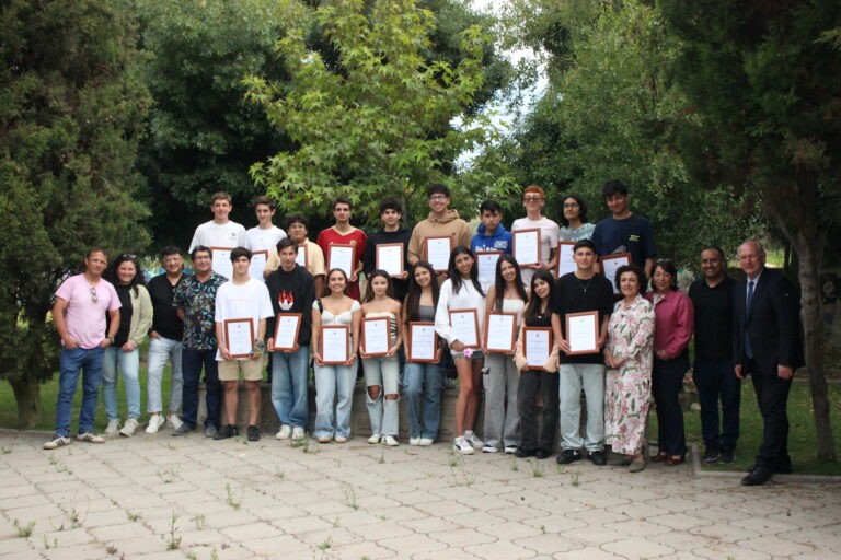 FELICITACIONES POR RESULTADOS PRUEBAS DE ACCESO A LA EDUCACIÓN SUPERIOR (PAES) A ESTUDIANTES EGRESADOS CUARTOS AÑOS MEDIOS, AÑO ESCOLAR 2024